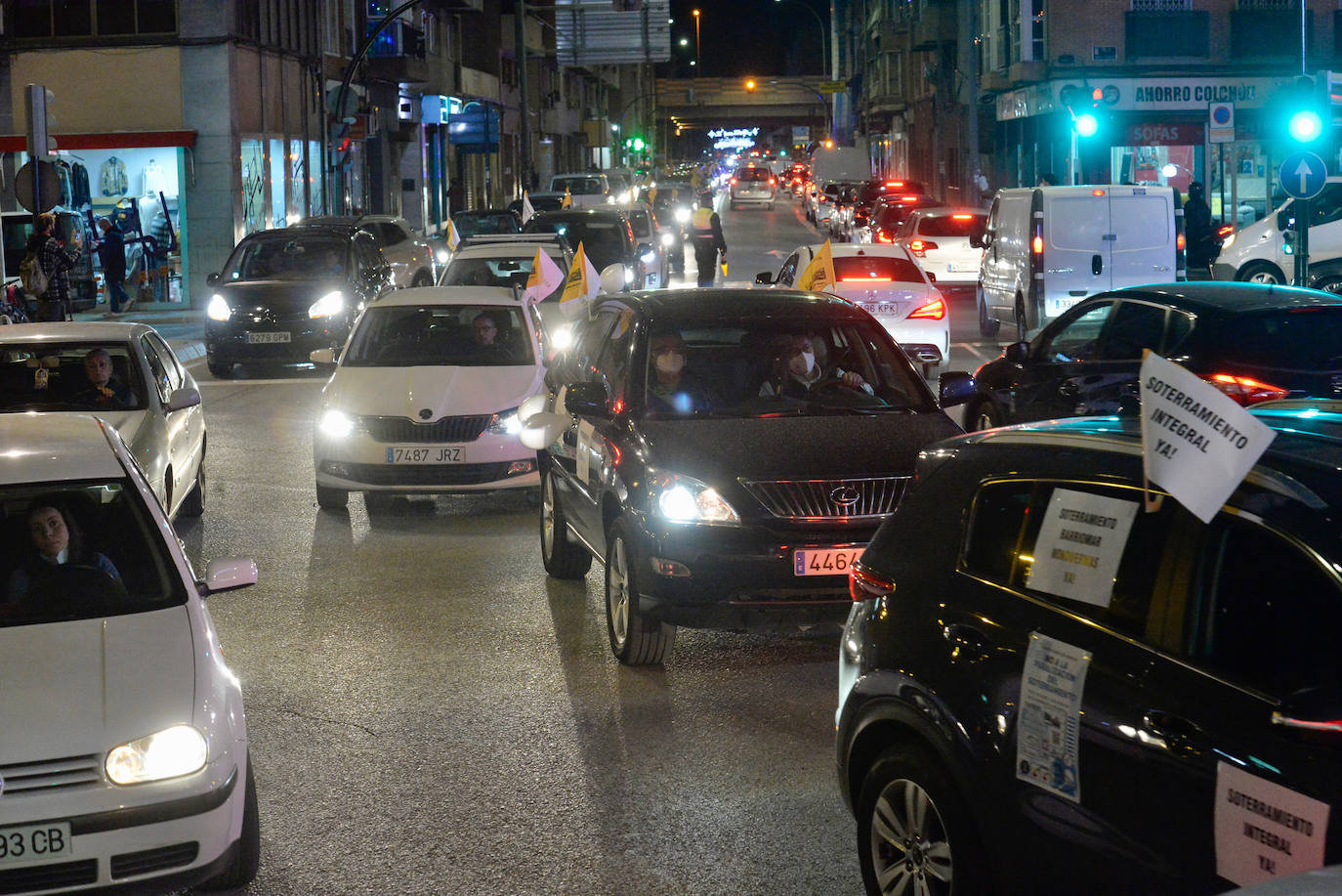 Fotos: Los vecinos del soterramiento claman en la calle por el desbloqueo de las obras