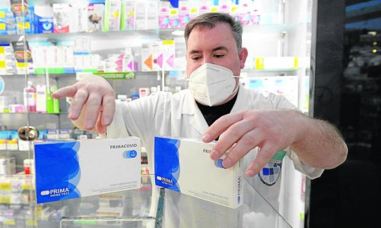 Un boticario muestra los test serológicos que ya están disponibles en algunas farmacias de la Región, como en esta de Ronda de Garay, en Murcia. 