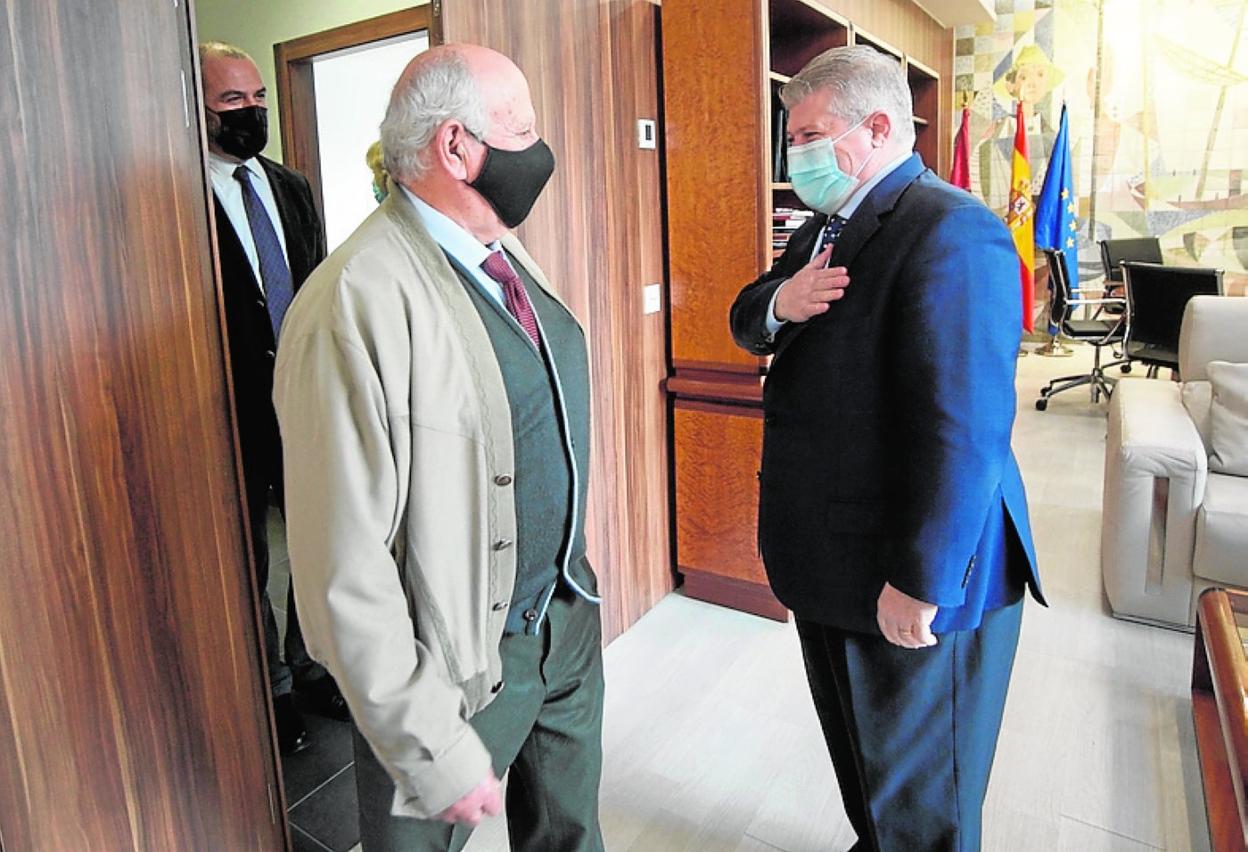 Juan J. Sánchez, Diego Frutos y José Vélez, este jueves en la Delegación. 