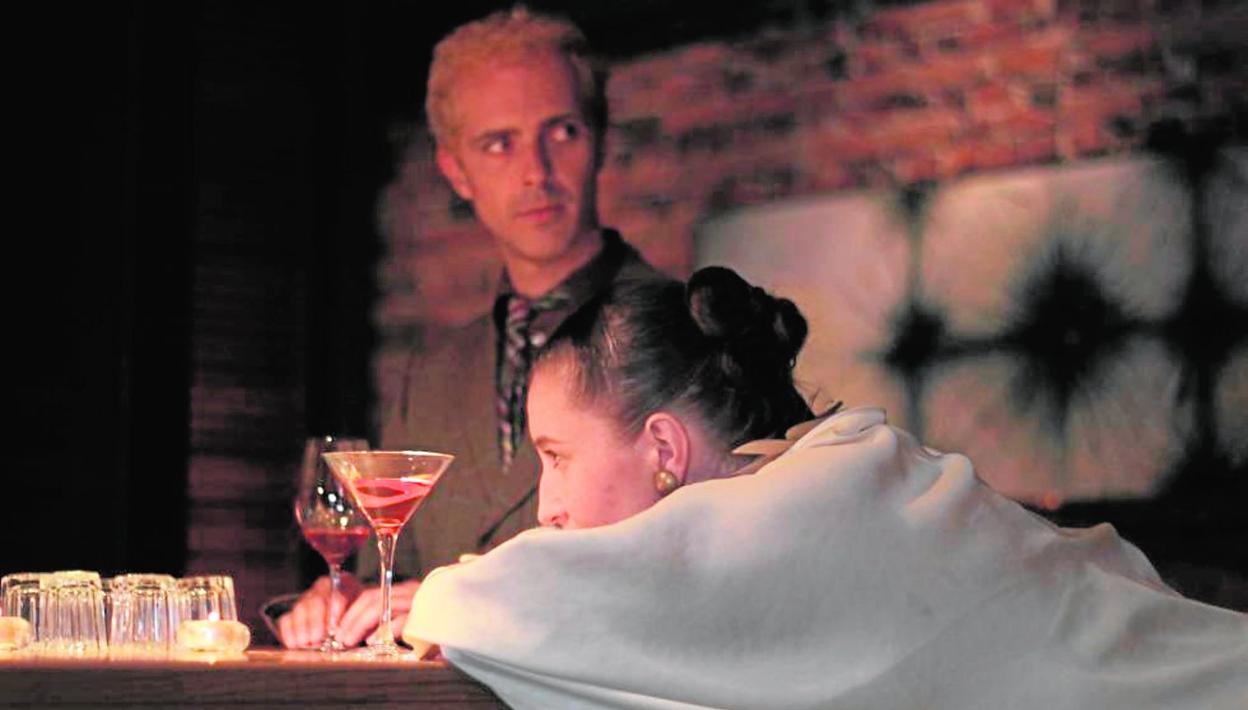 Dos imágenes de obras de la videoartista y teórica del arte Mieke Bal, muy presente en el nuevo ensayo del profesor Miguel Ángel Hernández. 