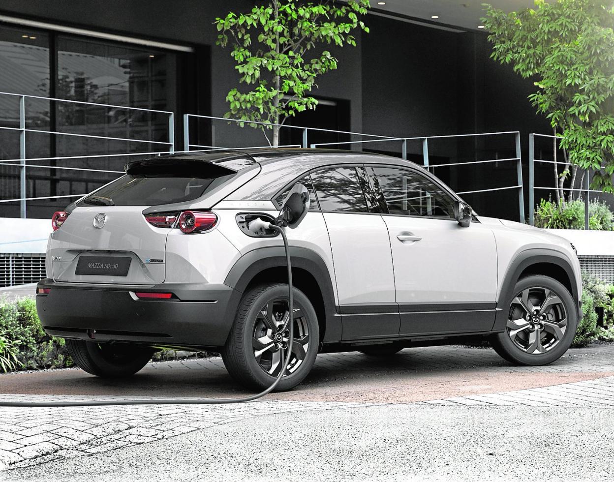 Se carga al 80% en 40 minutos aproximadamente con cargarápida de corriente continua. 