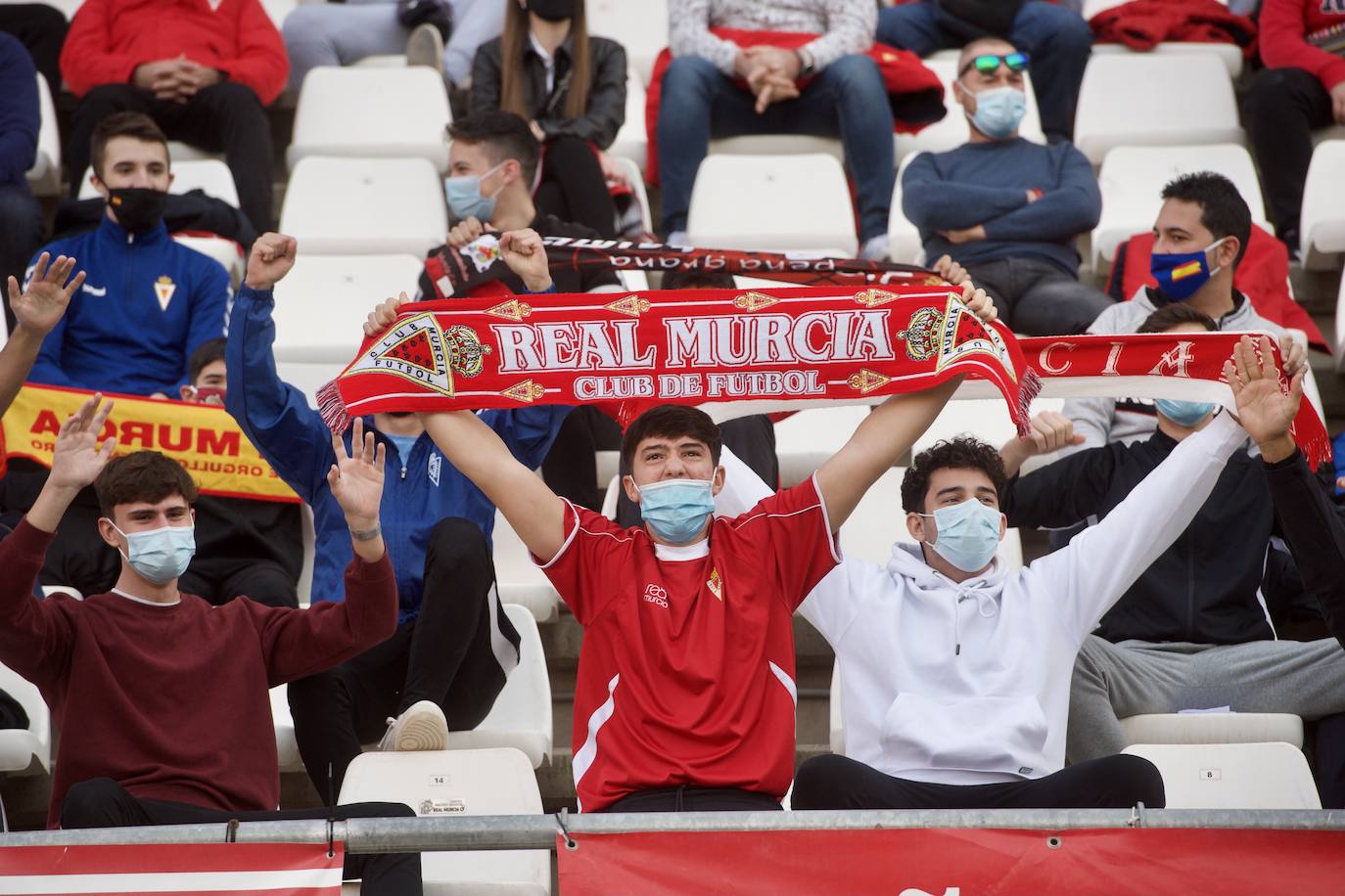 Fotos: La afición del Real Murcia y el UCAM durante el derbi de la capital, en imágenes