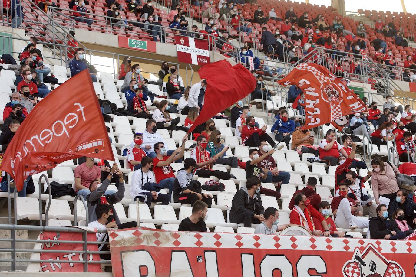 Fotos: La afición del Real Murcia y el UCAM durante el derbi de la capital, en imágenes