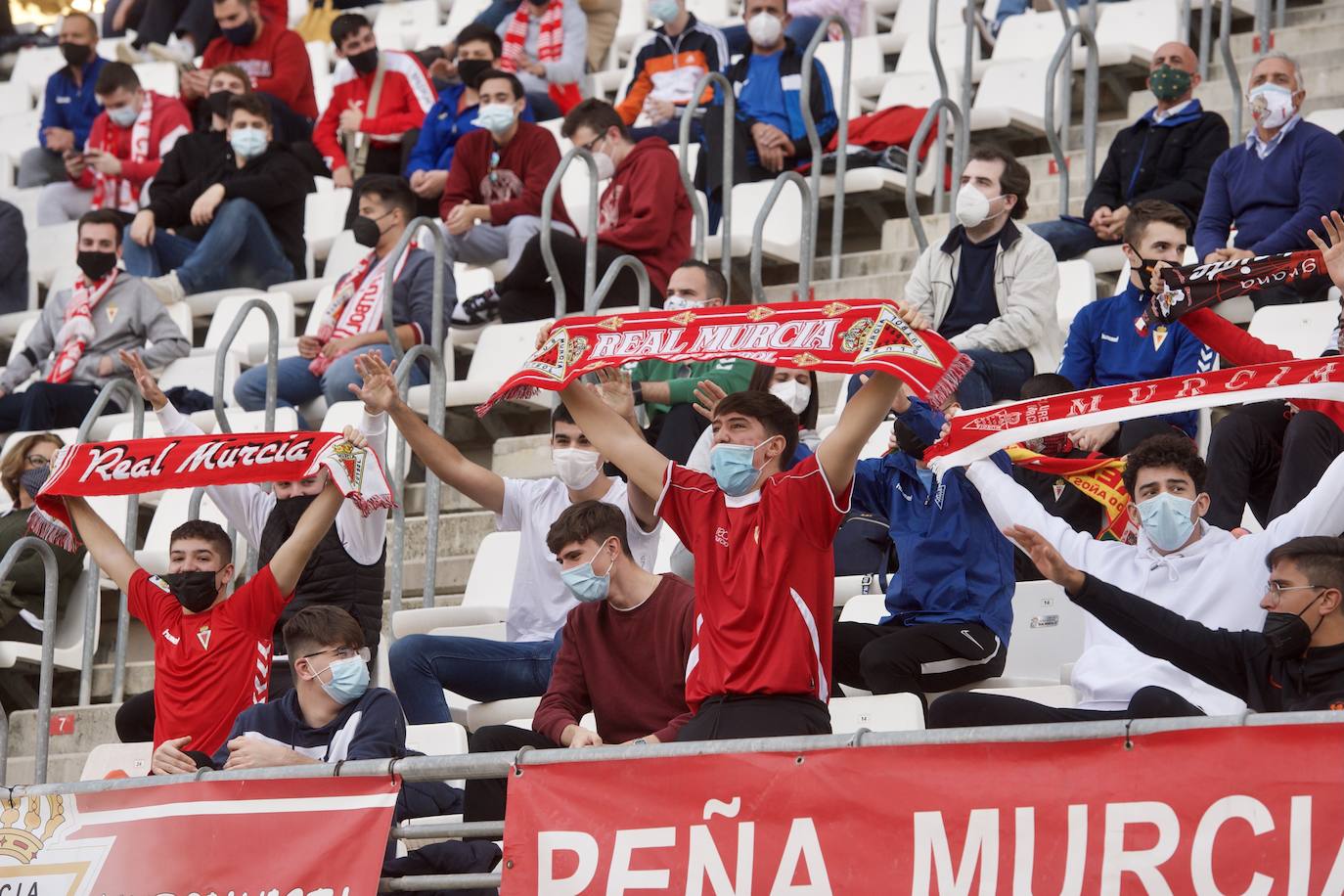 Fotos: La afición del Real Murcia y el UCAM durante el derbi de la capital, en imágenes