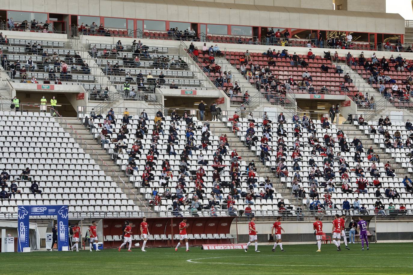 Fotos: La afición del Real Murcia y el UCAM durante el derbi de la capital, en imágenes