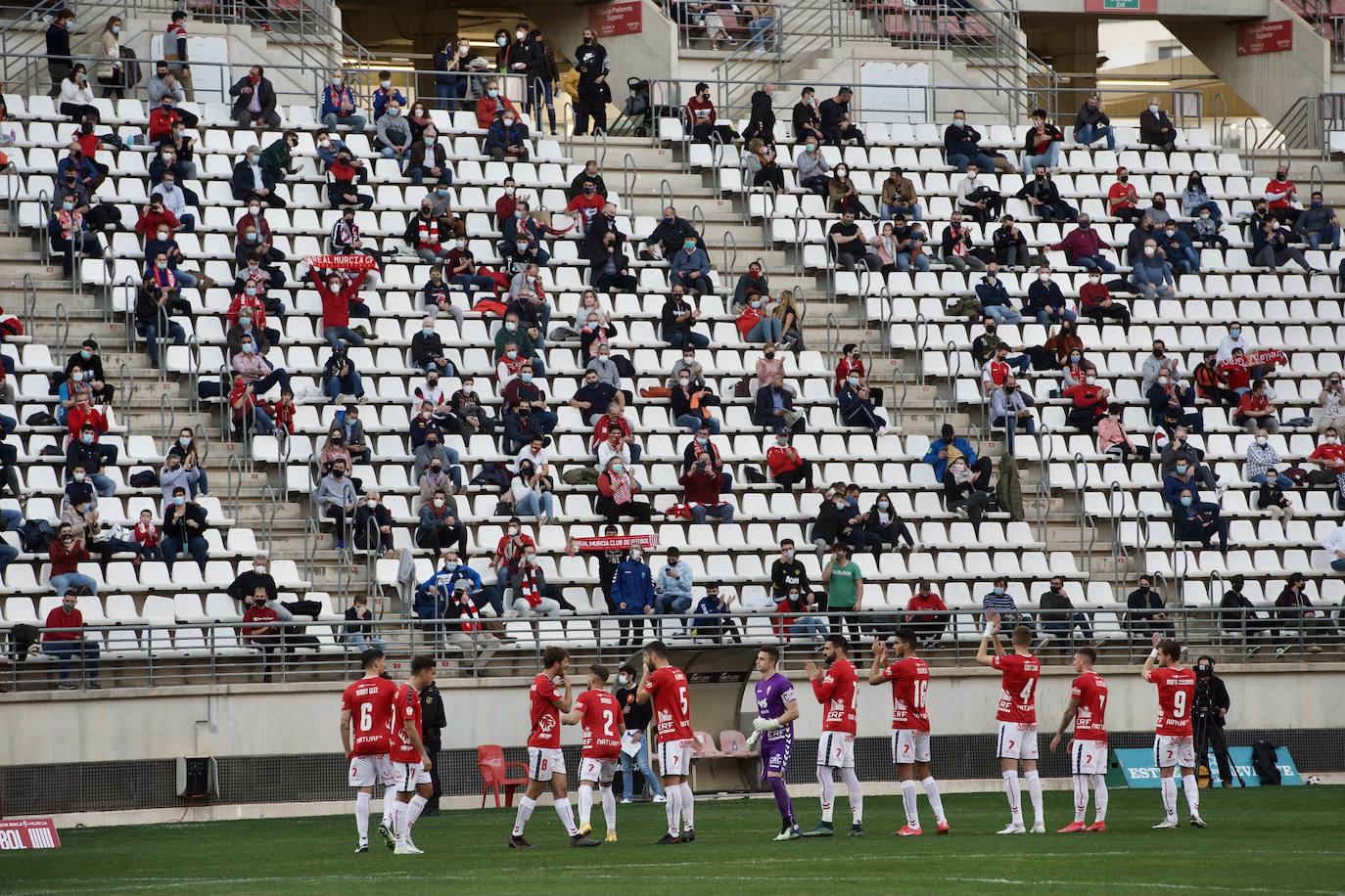 Fotos: La afición del Real Murcia y el UCAM durante el derbi de la capital, en imágenes