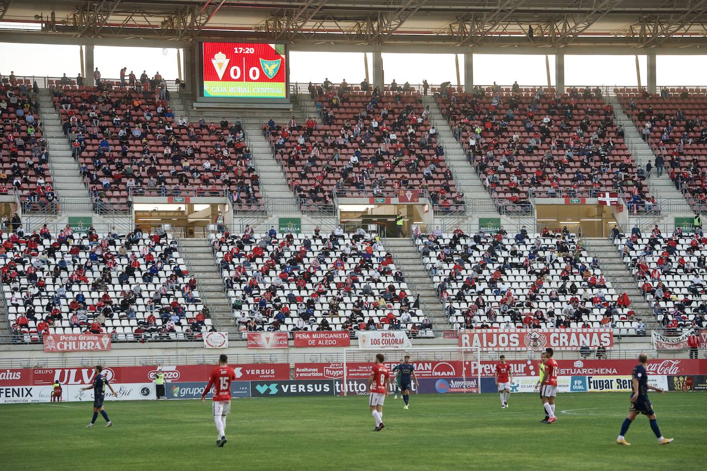 Fotos: La afición del Real Murcia y el UCAM durante el derbi de la capital, en imágenes