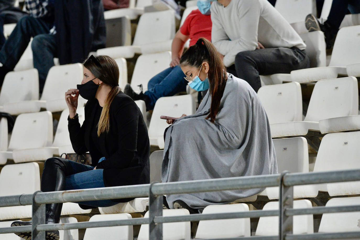 Fotos: La afición del Real Murcia y el UCAM durante el derbi de la capital, en imágenes