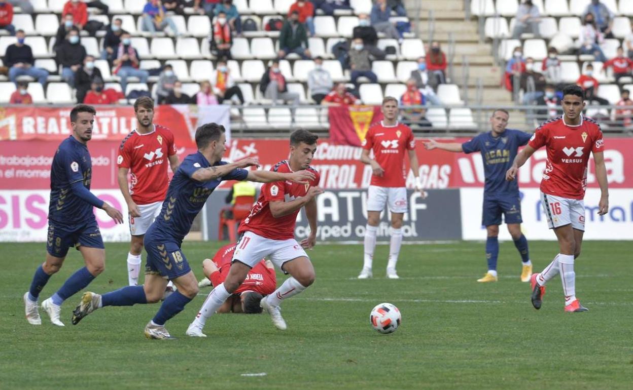 Pablo Haro conduce el balón durante el derbi ante el UCAM.