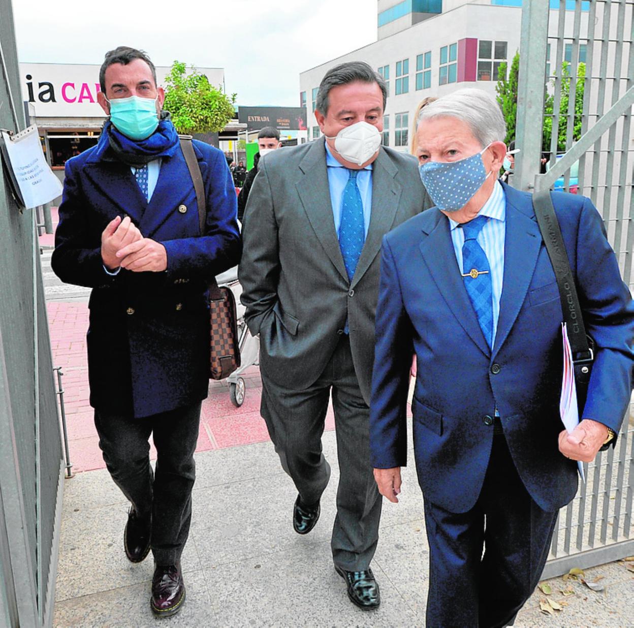 José María Bernabé (c), llegando ayer al juzgado junto a los letrados Francisco Luis Valdés y Francisco Valdés Albistur. 