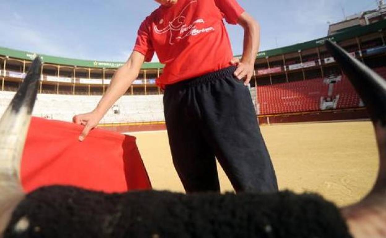Un alumno de la escuela taurina, durante una clase práctica. 