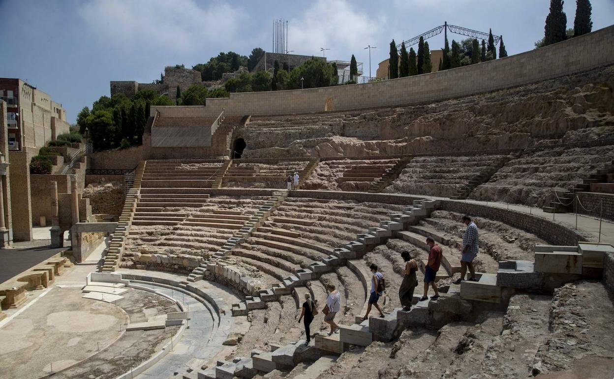 Visita de un grupo reducido al Teatro Romano, el pasado verano.