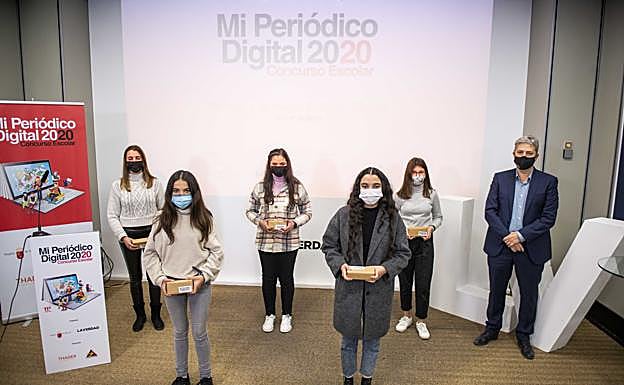 Mejor edición digital 1º y 2º de ESO. 'Discovery Team', de Cruz de Piedra, y Alberto Aguirre de Cárcer, director de LA VERDAD.