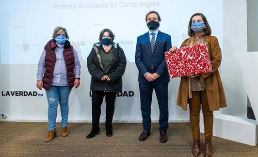 Premio Solidario El Corte Inglés. Santiago Sánchez, director regional de Comunicación de El Corte Inglés, entrega el premio a Mª del Carmen Marín, Mª Consuelo Gómez y Antonia Ramírez, directora de El Ope de Archena. 
