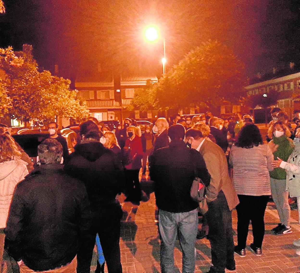 Vecinos de la urbanización en una reunión improvisada el lunes. 