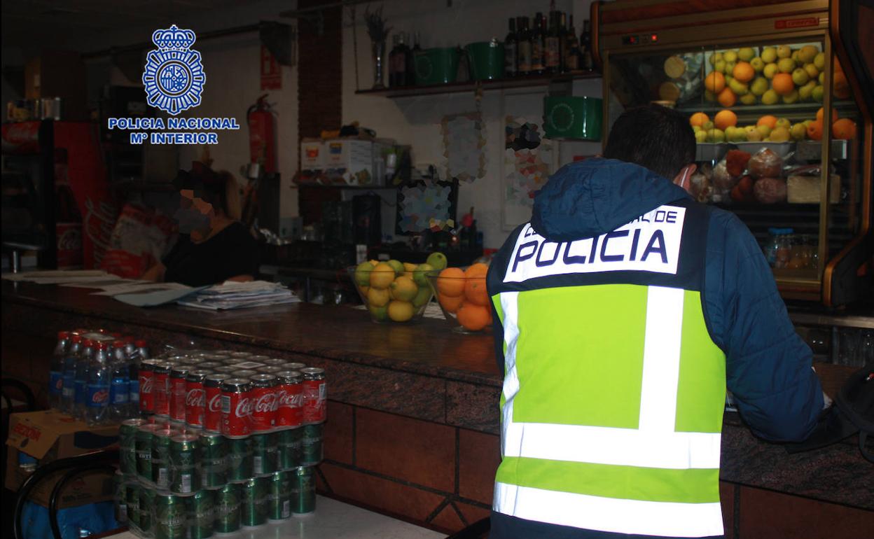 Un agente de la Policía Nacional en el local de Churra. 