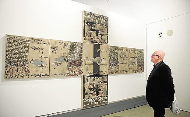 José María Garres frente a su retablo, en el Museo de la Sangre de Murcia. Juan de la Cruz Megías (i) durante el montaje de la exposición en Caballerizas. 