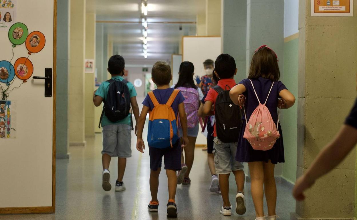 Varios niños entran a un colegio de Murcia en una imagen de archivo. 