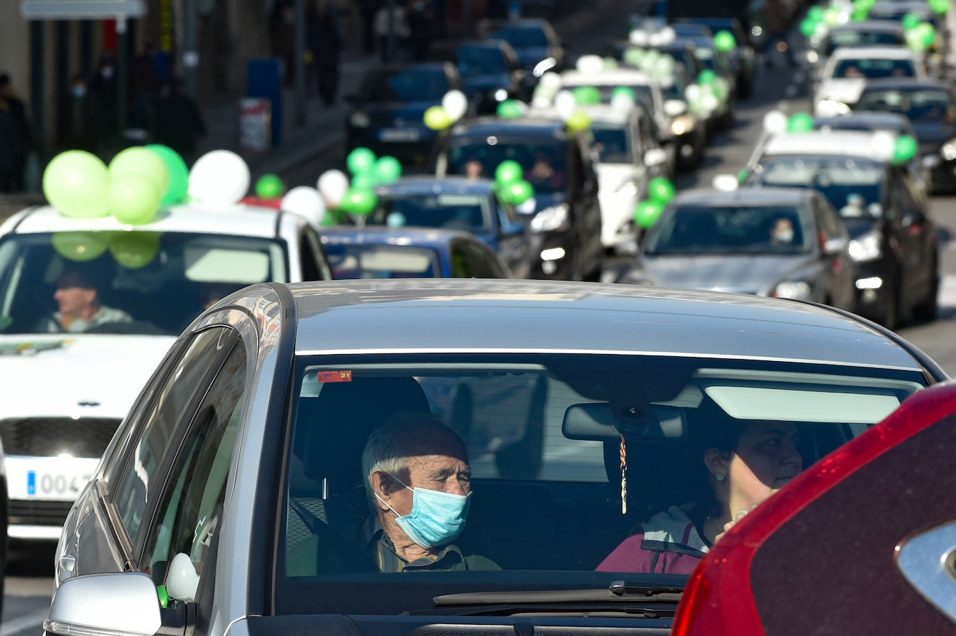 Fotos: Una manifestación con decenas de coches y bicis en Murcia exigen el refuerzo de los servicios públicos