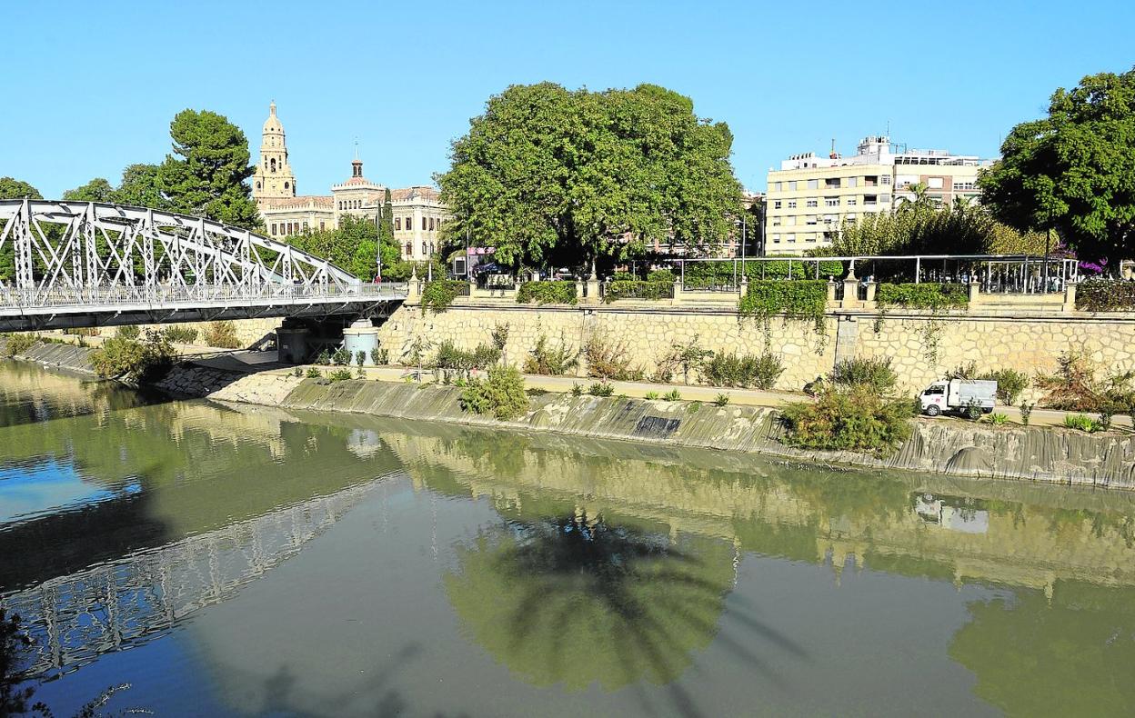 Tramo de muro que el Consistorio planea derribar para acometer Las Terrazas del Río, recuperando el antiguo talud natural. 