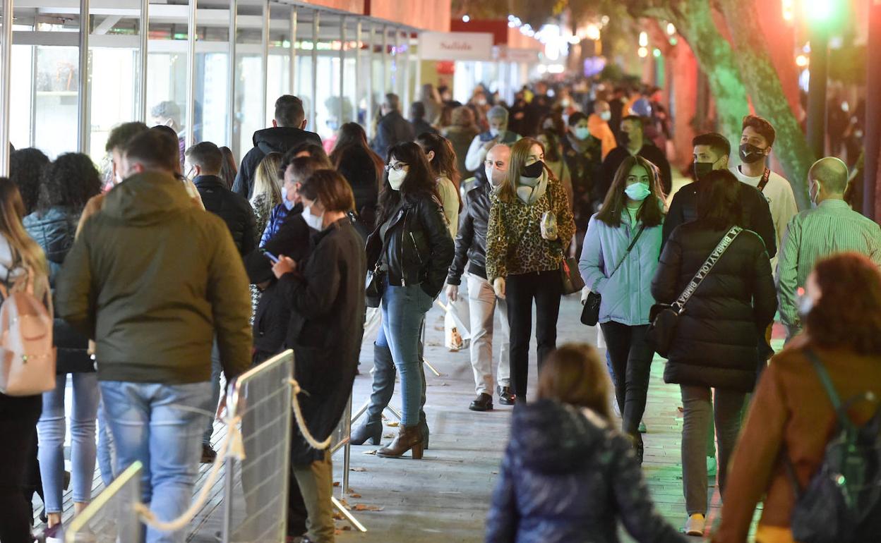 Ambiente navideño por la calles de Murcia en la noche de este viernes.