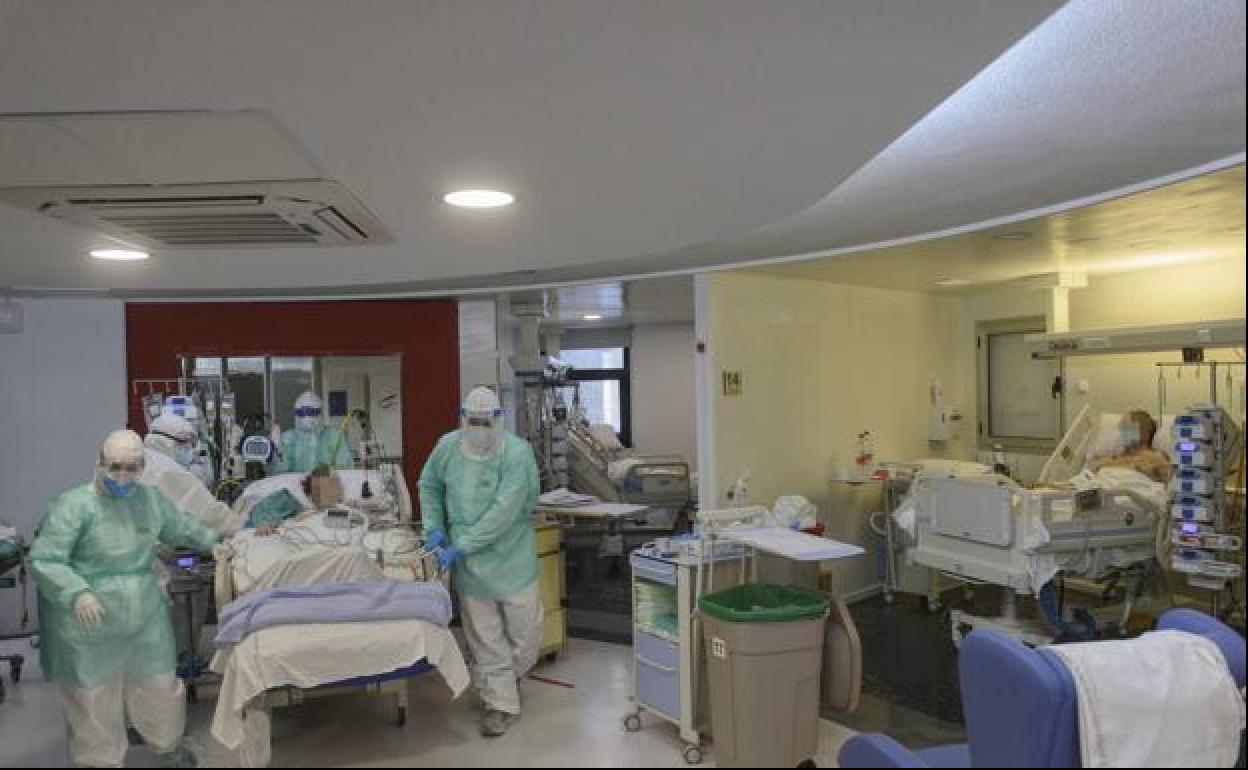 Sanitarios atienden a pacientes con Covid-19 en el Hospital Morales Meseguer en una imagen de archivo.