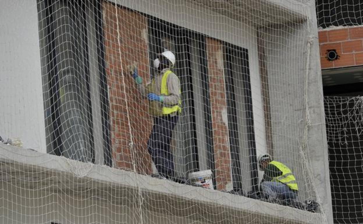 Obreros trabajando en un edificio en Murcia en una foto de archivo.