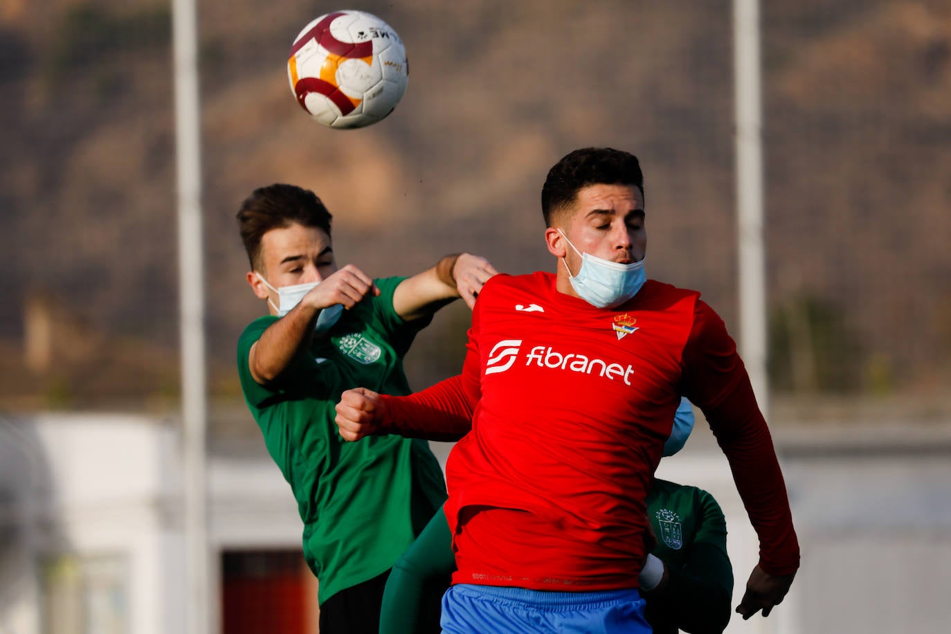 Fotos: Con mascarilla en los partidos de categoría autonómica