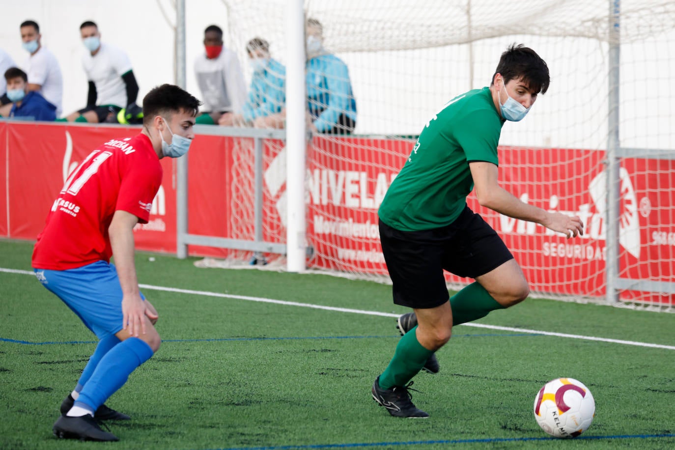 Fotos: Con mascarilla en los partidos de categoría autonómica