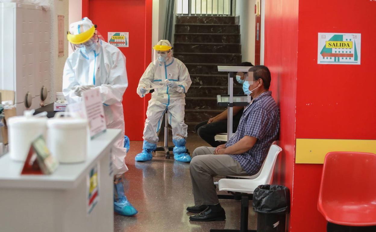 Sanitarios toman muestras para realizar pruebas PCR en un centro de salud de Lorca en una foto de archivo.