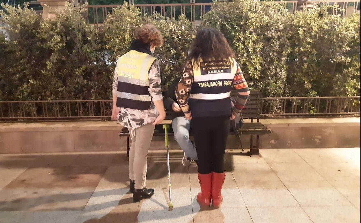 Trabajadoras sociales atendiendo a una persona sin hogar en Murcia.