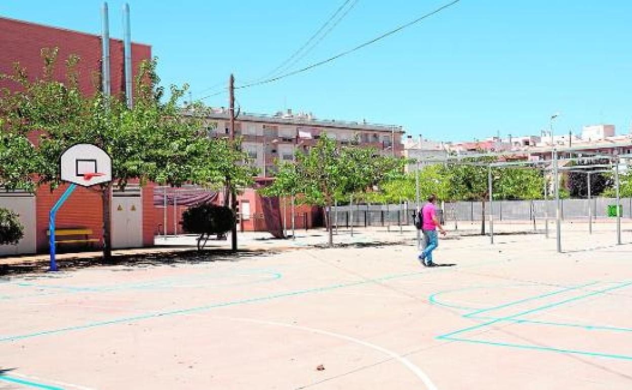 Instalaciones deportivas descubiertas de un colegio de Lorca. 