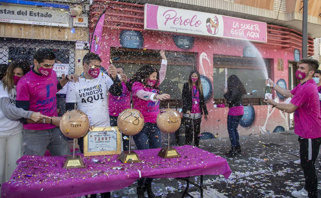 Trabajadores de El Perolo celebran los premios vendidos de la Lotería de Navidad. 