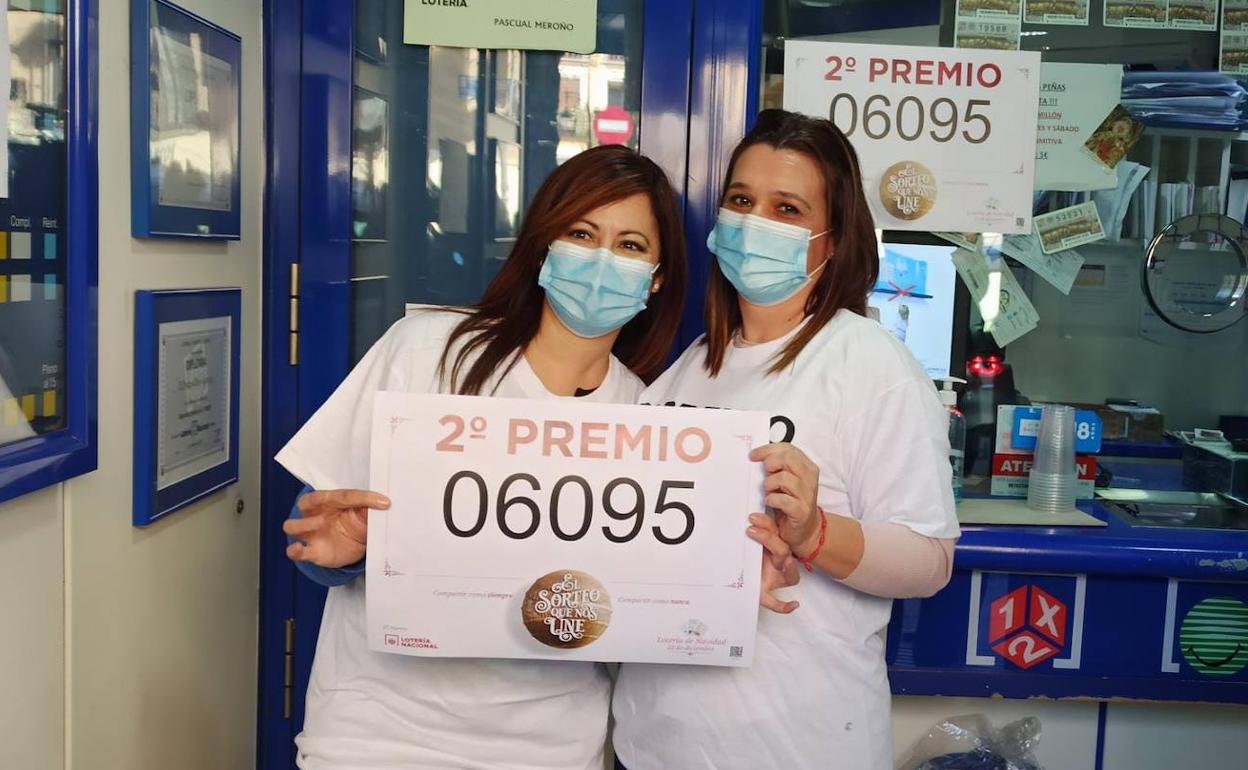 Loteras de la administración de la plaza Camachos de Murcia con el número del segundo premio de la Lotería de Navidad 2020.