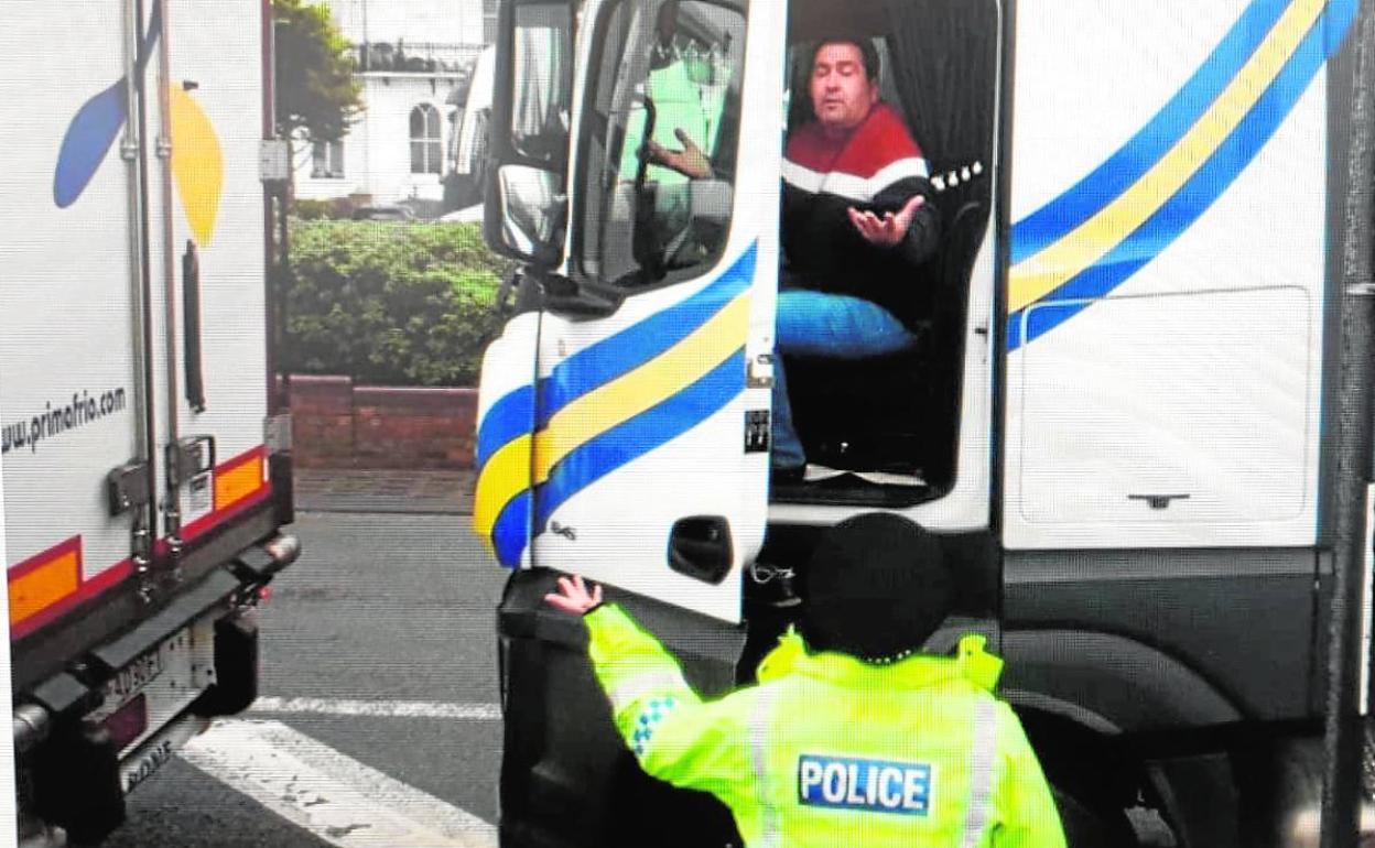 Un policía británico habla con un conductor de Primafrio, en una imagen captada por la BBC.