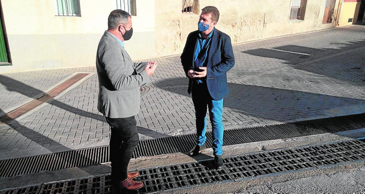 Fulgencio Perona (d) comprueba los trabajos en las calles de Pliego. 