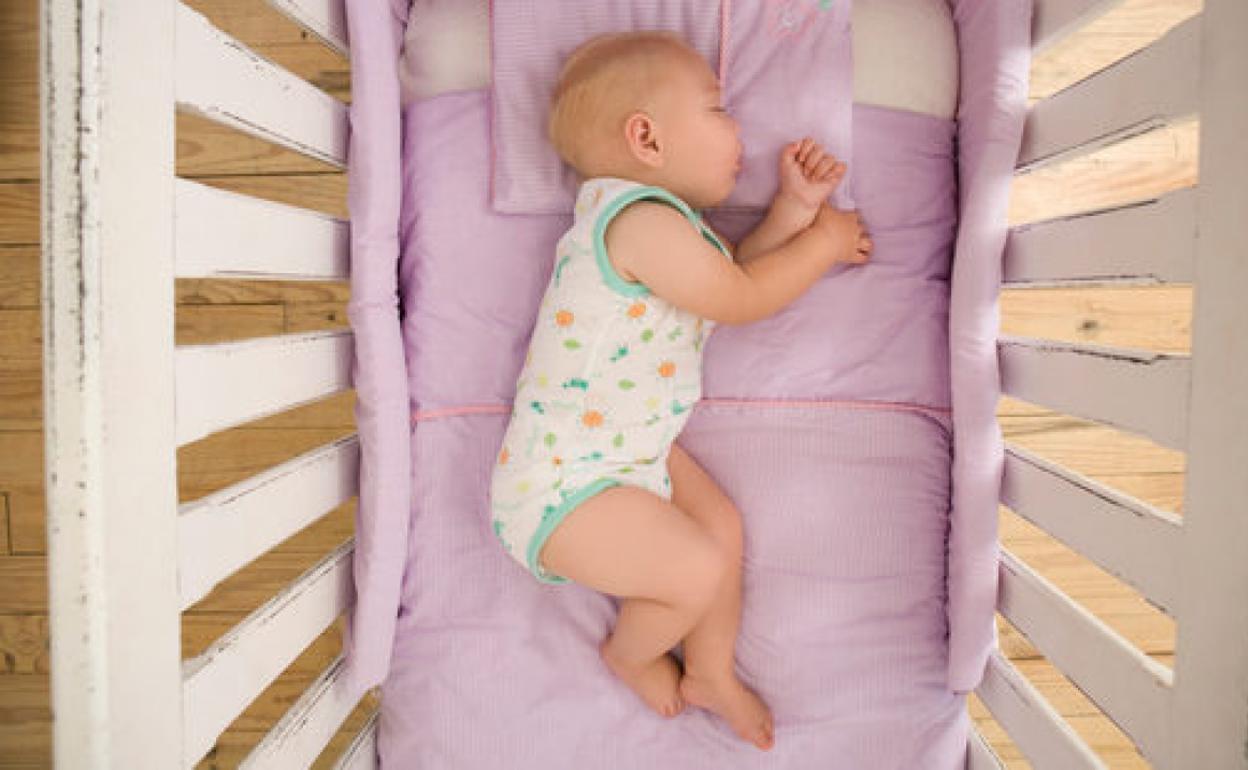 Un bebé en una cuna, en una fotografía de archivo.