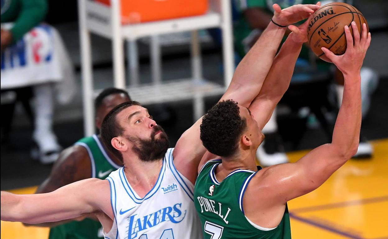 Gasol tapa el acceso a canasta de un jugador de los Mavericks.