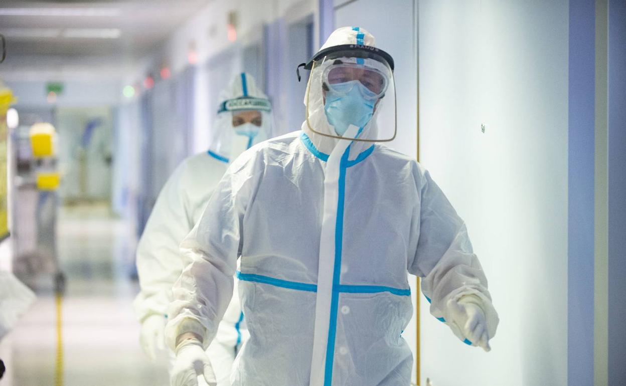 Un sanitario en el área Covid del hospital Reina Sofía, en Murcia.