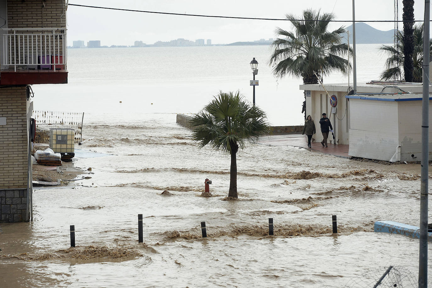 21-02-2020. No hay tregua para el Mar Menor. La borrasca ‘Gloria’ se ceba de nuevo con los municipios de la laguna, que sufren de lleno los efectos de unas lluvias torrenciales que anegan las calles, cortan carreteras y provocan centenares de incidencias, como el rescate de personas atrapadas en vehículos. 