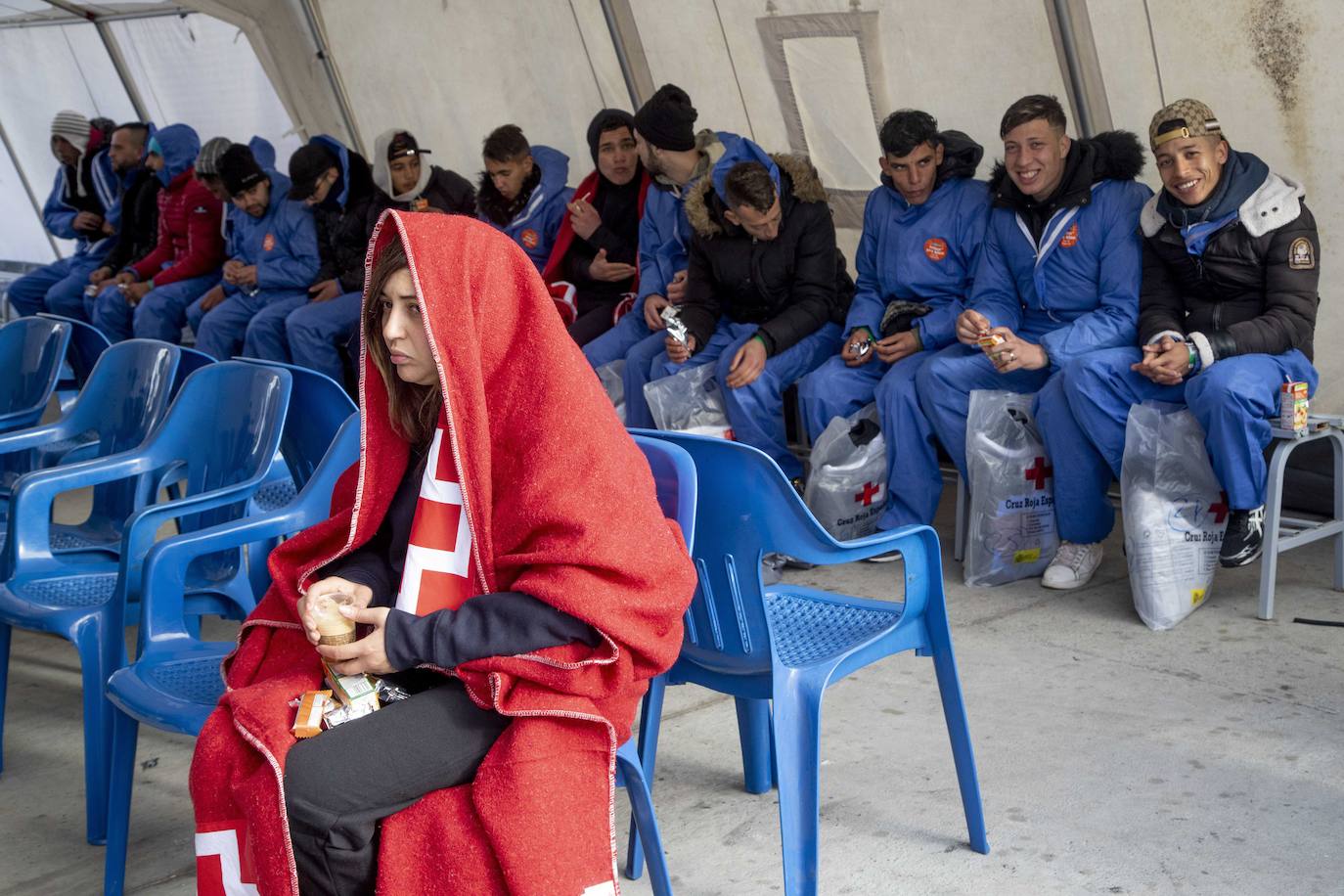 03-01-2020. En tan solo cinco días, arriban a las costas de la Región de Murcia casi 400 inmigrantes, la mayoría de ellos argelinos. A lo largo del año, la llegada de casi 3.000 personas, con fugas y medidas extraordinarias por la pandemia, plantea un escenario que preocupa a las instituciones, desbordadas, y del que intentan sacar partido las mafias, con la depresión política, económica y social de Argelia de fondo. 