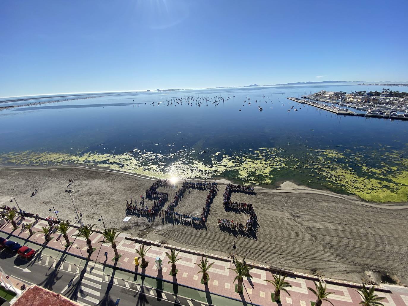 03-02-2020. Los herederos del Mar Menor reclaman su legado. Más de 500 escolares piden en la playa de Villananitos que se reduzcan los cultivos, se planten árboles y se respeten las ramblas. Los más de 500 niños de los colegios de San Pedro del Pinatar, a los que se unen los alumnos de sexto curso de La Asomada, forman las tres letras de auxilio -SOS- en la playa para conmemorar el Día de los Humedales.