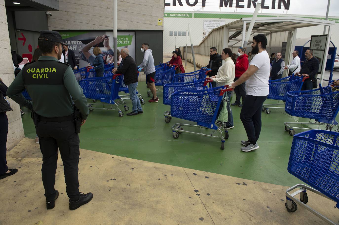 16-03-2020. El temor al desabastecimiento lleva a miles de murcianos a formar largas colas en los supermercados para aprovisionar sus despensas durante el confinamiento. 