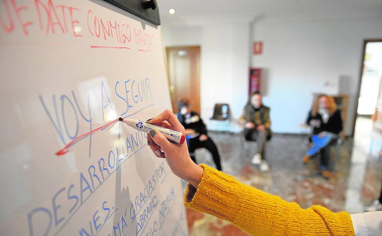 Tres mujeres participan en una de las terapias grupales que se realizan en la Fundación Temehi.