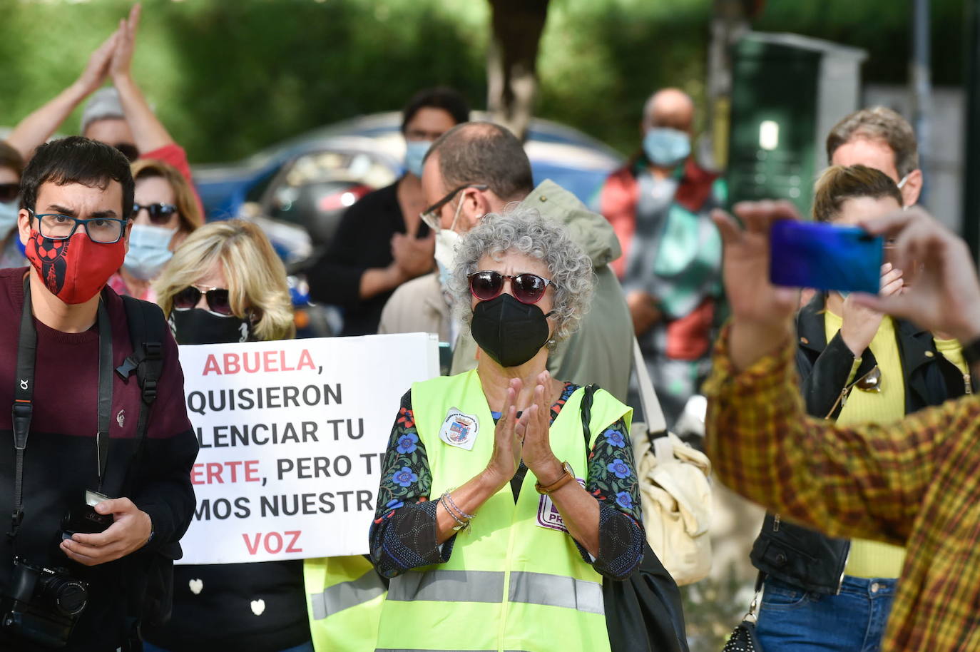 13-11-2020. La Marea de Residencias vuelve a concentrarse frente a la Consejería de Política Social para denunciar la gestión de la pandemia en los centros de mayores y discapacitados. Representantes del colectivo reclaman unos protocolos de acceso más flexibles y que se ofrezca más información sobre la situación en estos centros. El Gobierno regional anuncia la creación de un comité técnico con el cometido de examinar la situación de las residencias de mayores, donde según los últimos datos oficiales, han fallecido 219 personas desde el inicio de la pandemia.