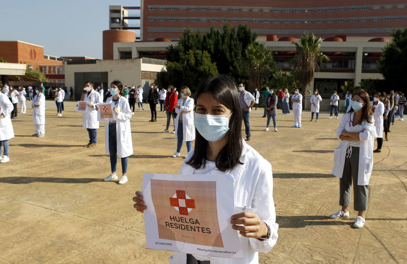 03-11-2020. Los médicos internos residentes (MIR) de los centros sanitarios de la Región protagonizan concentraciones para reivindicar la mejora de sus condiciones laborales. Los facultativos realizan un paro en demanda de condiciones de trabajo dignas. En la imagen, los MIR concentrados en La Arrixaca.