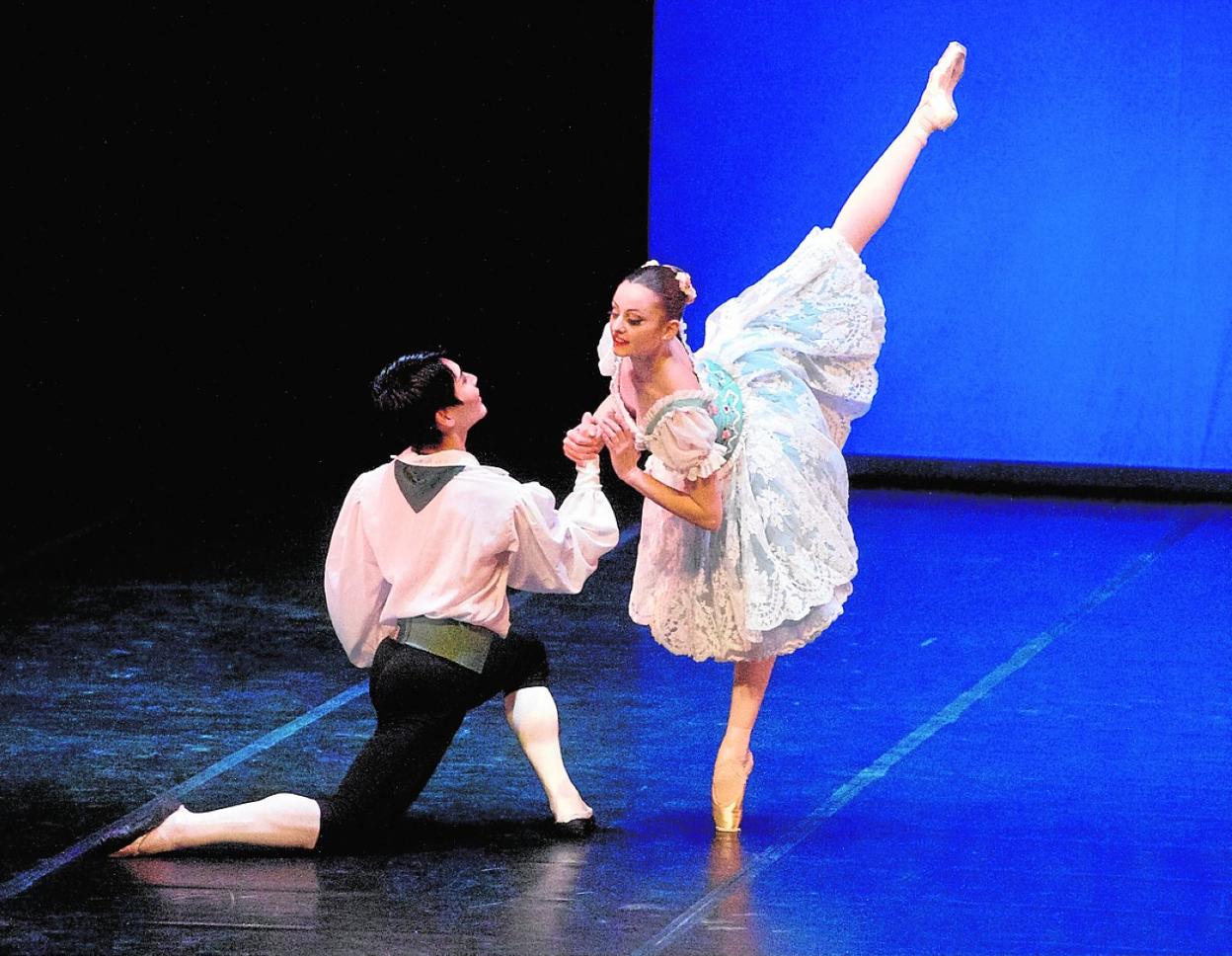 La bailarina murciana Clara del Cerro y Reo Morikawa, en el escenario del Auditorio Víctor Villegas. 