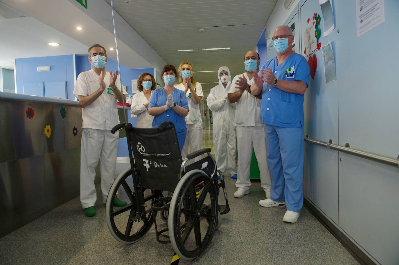 11-06-2020. El Reina Sofía despide al último de sus pacientes de Covid-19 de la primera oleada de la pandemia, que obligó a una completa reorganización del hospital durante los meses duros de contagios. Los profesionales hicieron frente al virus con una escasa dotación en equipos de protección, como ocurrió en el resto de la sanidad regional. Los planes de contingencia evitaron el colapso de las UCI.