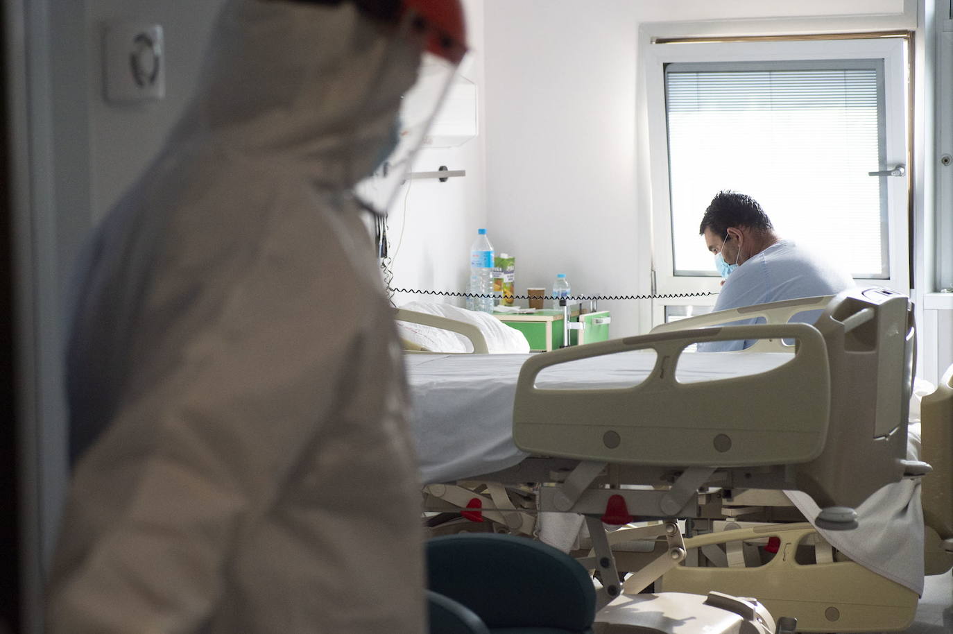 04-10-2020. LA VERDAD accede a las plantas de aislamiento del Reina Sofía, donde decenas de pacientes permanecen ingresados. 