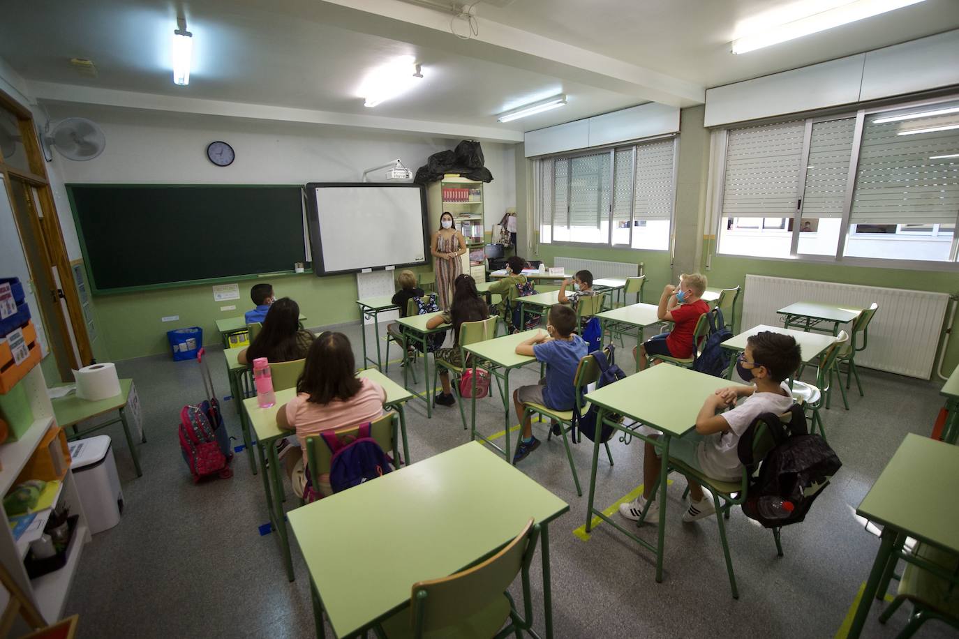 14-09-2020. Los alumnos murcianos regresan a las aulas, que abandonaron a la carrera en marzo, con estrictas medidas de seguridad (distanciamiento, mascarilla...) y aforos reducidos. El modelo de semipresencialidad limita la asistencia a clase, y los estudiantes de hasta segundo de la ESO faltan un día semanal al colegio, mientras que los de tercero en adelante solo van la mitad de las jornadas (dos una semana, tres a la siguiente). 